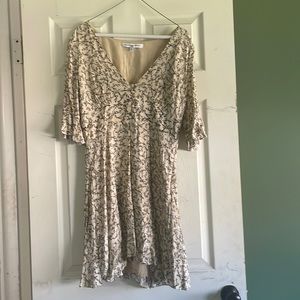 Cupcakes & Cashmere 3/4 sleeve, v-neck dress.